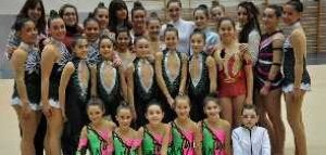 Las gimnastas, junto a Anna Bessonova. ::
SUR
