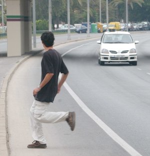 Un joven cruza indebidamente la avenida de Andalucía. ::
SALVADOR SALAS