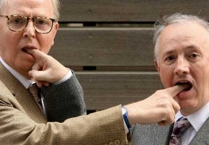 Gilbert &amp; George (este último, con gafas) ofrecen el aspecto de dos 'gentlemen' combinado con una actitud y una obra casi siempre irreverente. ::                             JOHN MACDOUGALL. AFP