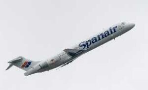 Un avión de la compañía Spanair despega de Barcelona.
:: REUTERS
