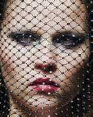 Dos creaciones de Francis Montesinos. ::
AFP / AP