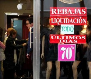 Los escaparates cuelgan estos días redamos para animar las ventas en la recta final. ::                             PEPE ORTEGA