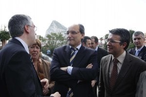 Peter Caruana, en el patio del IES Virgen de la Esperanza, acompañado por el alcalde. ::
ÁNGEL