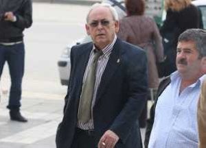 El alcalde de La Viñuela, a su llegada a los juzgados. ::
SUR