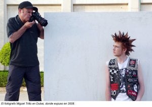 En Dubai, Miguel Trillo retrata a un joven vestido con reminiscencias de la estética punk. ::                             SUR