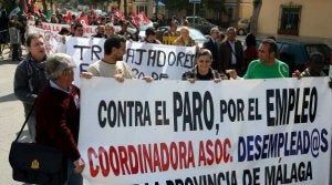 Un momento de la manifestación por las calles de Dos Hermanas. Luego recorrerían las barriadas Nuevo San Andrés y La Luz. ::                             CARLOS MORET