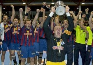 Barrufet levanta la Copa lograda en Antequera, con sus compañeros al fondo. ::
EFE