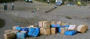 Fardos de hachís intervenidos en una operación anterior llevada a cabo por la Guardia Civil. ::                             SUR
