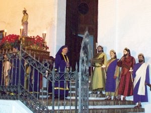 Jueves Santo. En las procesiones de Frigiliana se representa a los doce apóstoles con caretas del siglo XVIII. ::
E. C.