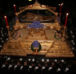 La devoción cofrade clama la muerte de Cristo en el interior