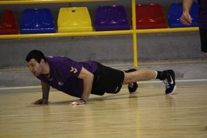 El lateral bosnio Obradovic hace flexiones durante un entrenamiento. ::
A. F.