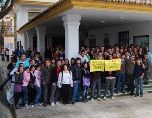 Los alumnos se manifestaron durante tres cuartos de hora en la entrada del recinto escolar. ::                             M.J.