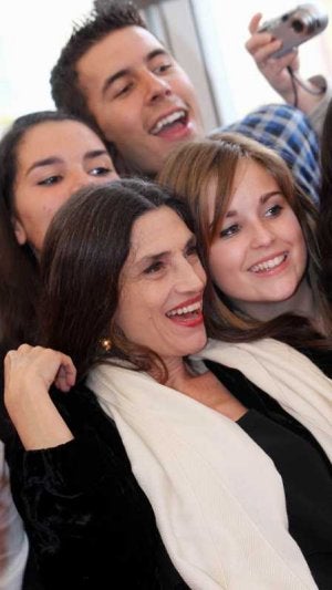 Cercana. Ángela Molina, ayer, con los jóvenes que la coreaban en la alfombra roja. ::
BERNARDO CORRAL