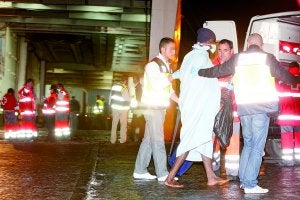 Uno de los subsaharianos, anoche, a su llegada al puerto. ::                                                        ANTONIO SALAS