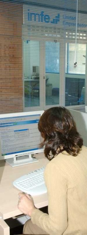 Una chica busca empleo en un portal de internet. ::
SUR ARCHIVO