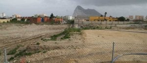 Los terrenos que albergan los trabajos de construcción del nuevo hospital comarcal de La Línea. ::
F. HEREDIA