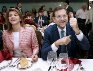 María Dolores de Cospedal y Mariano Rajoy saludan sonrientes a militantes del PP durante un mitin, ayer, en Puertollano (Ciudad Real). ::
EFE