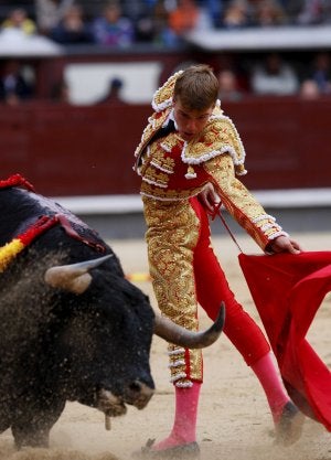 Javier Cortés, en la muleta a uno de sus toros. ::
GUSTAVO CUEVAS. EFE