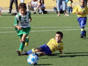 Niños en edad escolar disputan un partido de fútbol. ::
SUR