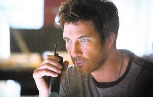 Dylan McDermott, en una escena de la serie de televisión 'Dark Blue'.