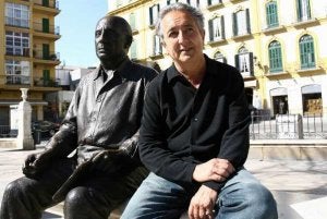 Garriga Vela, en la Plaza de la Merced, junto a la estatua de Picasso, artista que le dio pie a escribir uno de sus relatos. ::
ÁLVARO CABRERA