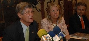 El presidente de la Fundación Banús, Cándido Fernández-Ledo, la alcaldesa, Ángeles Muñoz y el concejal de Turismo, José Luis Hernández, ayer. ::
JOSELE-LANZA
