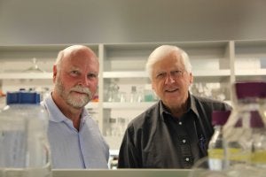 Craig Venter, a la izquierda, con su colega, el doctor Hamilton Smith, en su laboratorio. ::
EFE