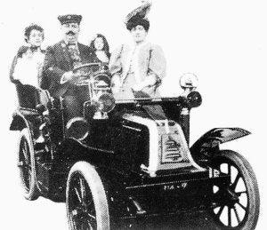 1907. Francisco Merino García, junto a su familia, en el Oldsmobile. :: SUR
