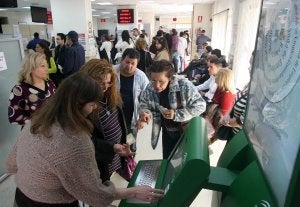 La crisis económica ha ensombrecido las expectativas laborales de los españoles. ::
ÁLVARO CABRERA