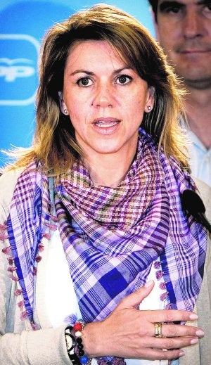 María Dolores de Cospedal, con el pañuelo, en el acto del domingo en Guadalajara. ::
PEPE ZAMORA/EFE