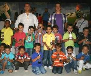 Los más pequeños del Malaka, junto a sus entrenadores.
::
J. MARTÍN