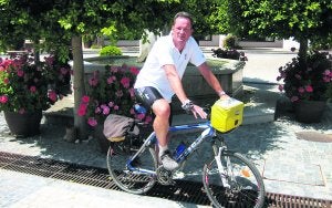 Jan Doorakkers recorrió más de cien kilómetros diarios para realizar su hazaña. :: M. P.