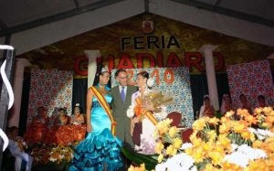 El alcalde de San Roque, Fernando Palma, durante el acto de coronación de las reinas de Guadiaro. : SUR