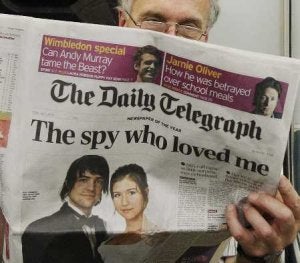 Un pasajero lee 'The Daily Telegraph', que contiene una entrevista al ex marido de Chapman. ::
REUTERS
