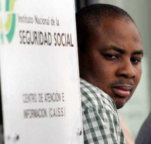 Los inmigrantes extracomunitarios tienen que actualizar su empadronamiento cada dos años. ::
SUR