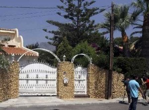 Fachada de la vivienda donde la Policía Local halló los cuerpos sin vida de dos hombres. ::
EFE