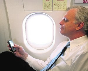 Hablar y enviar mensajes a bordo ya es posible gracias a la normativa que entró ayer en vigor. ::
E. C.