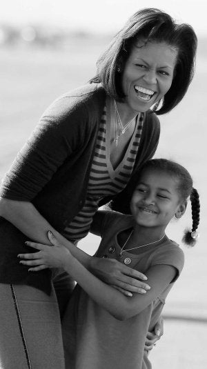 La primera dama de EE UU, Michelle Obama, con su hija  Sasha. ::
AP
