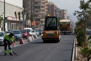 En la mañana de ayer comenzó a extenderse la capa de rodadura. ::                             ANTONIO SALAS