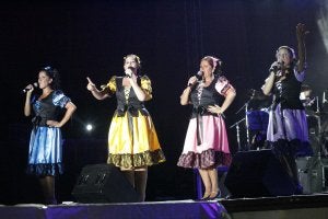 Las voces femeninas arrancaron fuertes aplausos. ::
MAR
