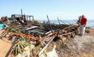 El edil de Playas, Antonio Espada, visitó la zona y ofreció a los dueños la colaboración municipal. ::
J-LANZA