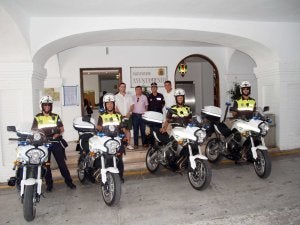 El alcalde y los ediles de Policía y Tráfico, ayer con agentes.
:: E.C.