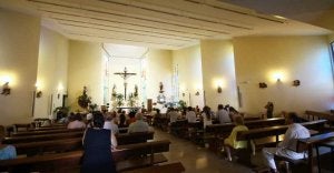 VIsta de la iglesia Virgen del Carmen de Las Chapas desde la puerta, ya que por la tarde la Policía, a petición del cura, evitó la entrada de los medios de comunicación.
::
J-L