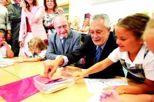De la Torre, Griñán y Gámez, con alumnos de Educación Infantil en el colegio Parque Clavero. ::                             S. SALAS