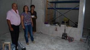 La alcaldesa y el primer teniente de Alcalde, ayer, durante la vista a las obras de adecuación del centro. ::                                                        E. C.
