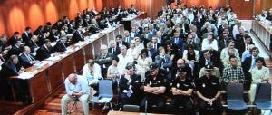 Imagen de la sala de vistas con los 95 imputados en el banquillo de los acusados y con Juan Antonio Roca en primera fila escoltado por cuatro policías. ::                             SALVADOR SALAS