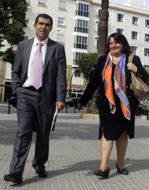 Lorenzo del Río paseando por la ciudad de Cádiz. ::
SUR