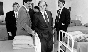 Inauguración. El ministro Tomás de la Quadra Salcedo, en el centro, visitó las instalaciones de la nueva prisión. ::
SUR