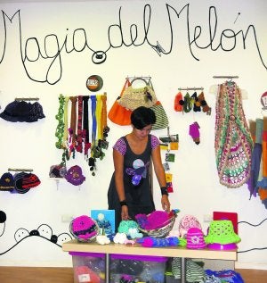 Creatividad. Los accesorios de la tienda están elaborados por su dueña, la argentina Berenice Lizeviche. ::                             B. H.