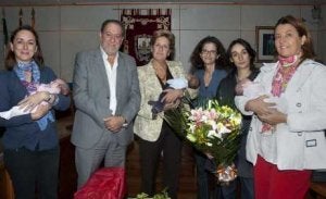 Homenaje a unos trillizos de Benalmádena